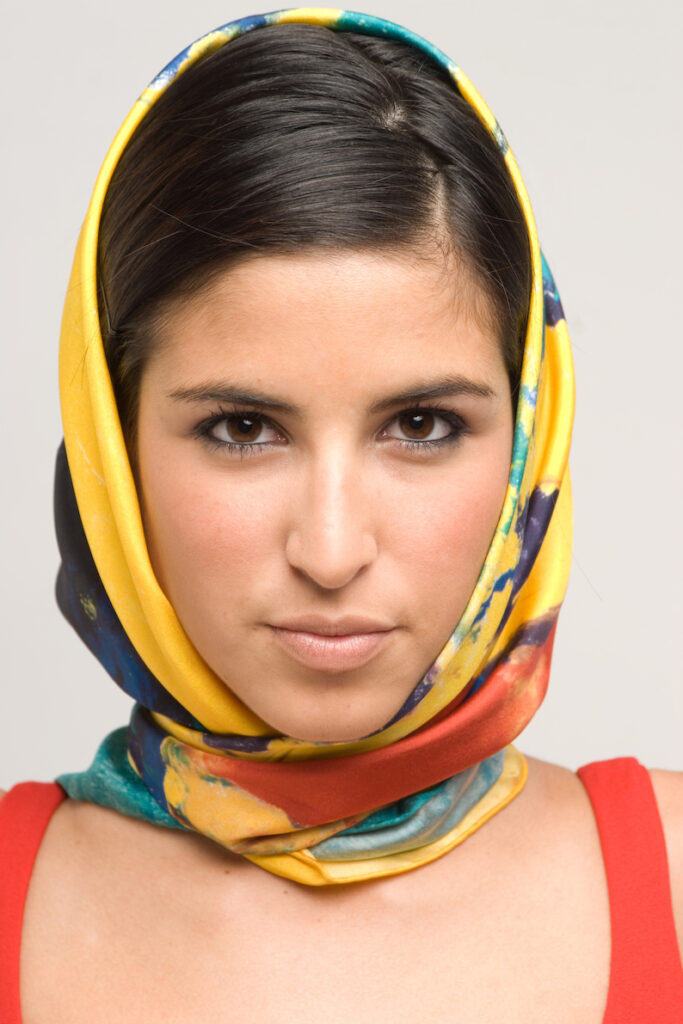 Casol square silk scarf as head scarf Cómo vestir con estilo en clima frío