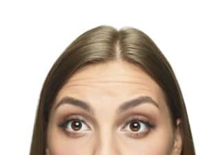 close up retrato ojos mujer joven arrugas 155003 35717 Cómo diferenciar las líneas de deshidratación de las arrugas
